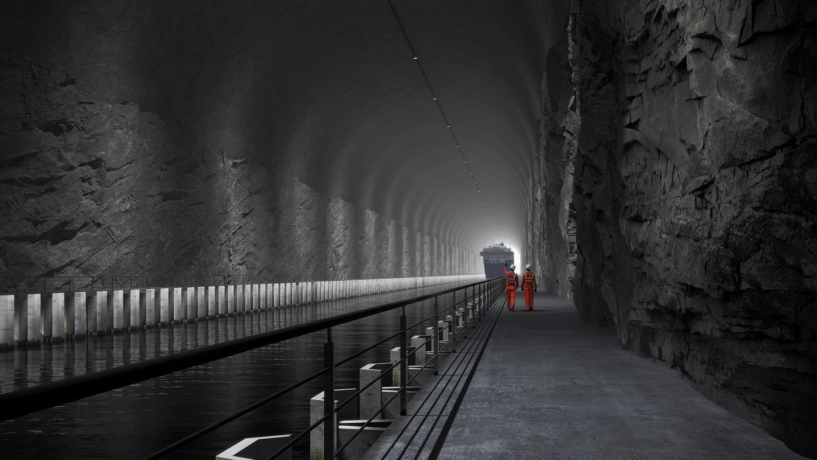 Mørk tunnel med vannrenne, steinvegger og to arbeidere i knalloransje dresser som går mot fjernt lys.