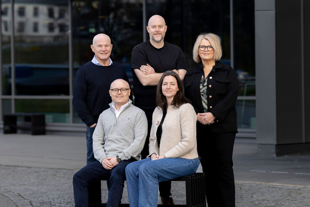 Innsatsgruppa bak f.v.: Bjørn Lødemel, Sverre Øvrelid Steen, Britt Giske Andersen. Foran f.v: Tommy Sperre og Elisabeth Hatlenes. Linn Therese Osteland, Kystrederiene, var ikkje tilstades då biletet blei tatt.